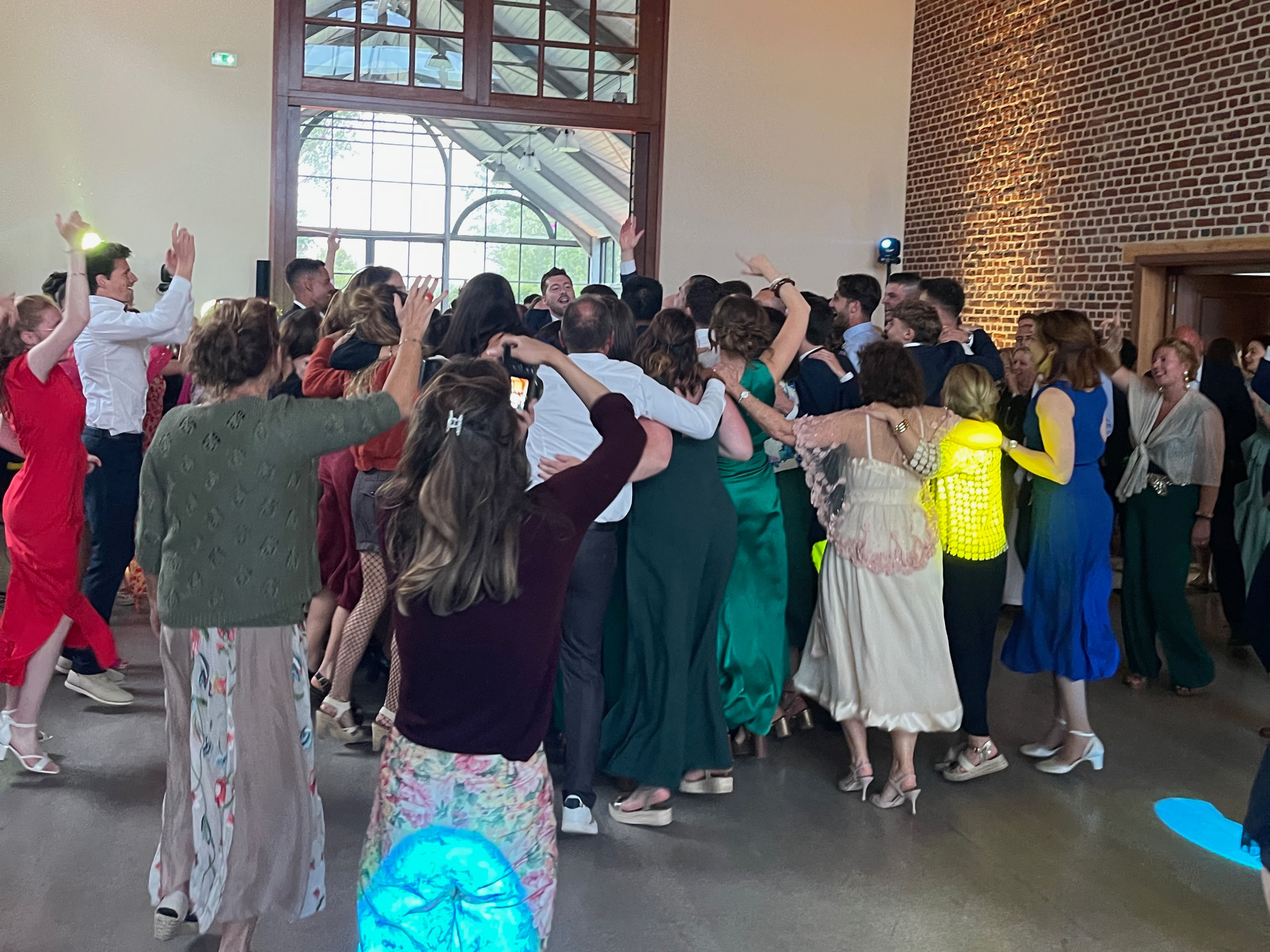 Invités dansant lors d’un mariage animé par Bjorn Event DJ