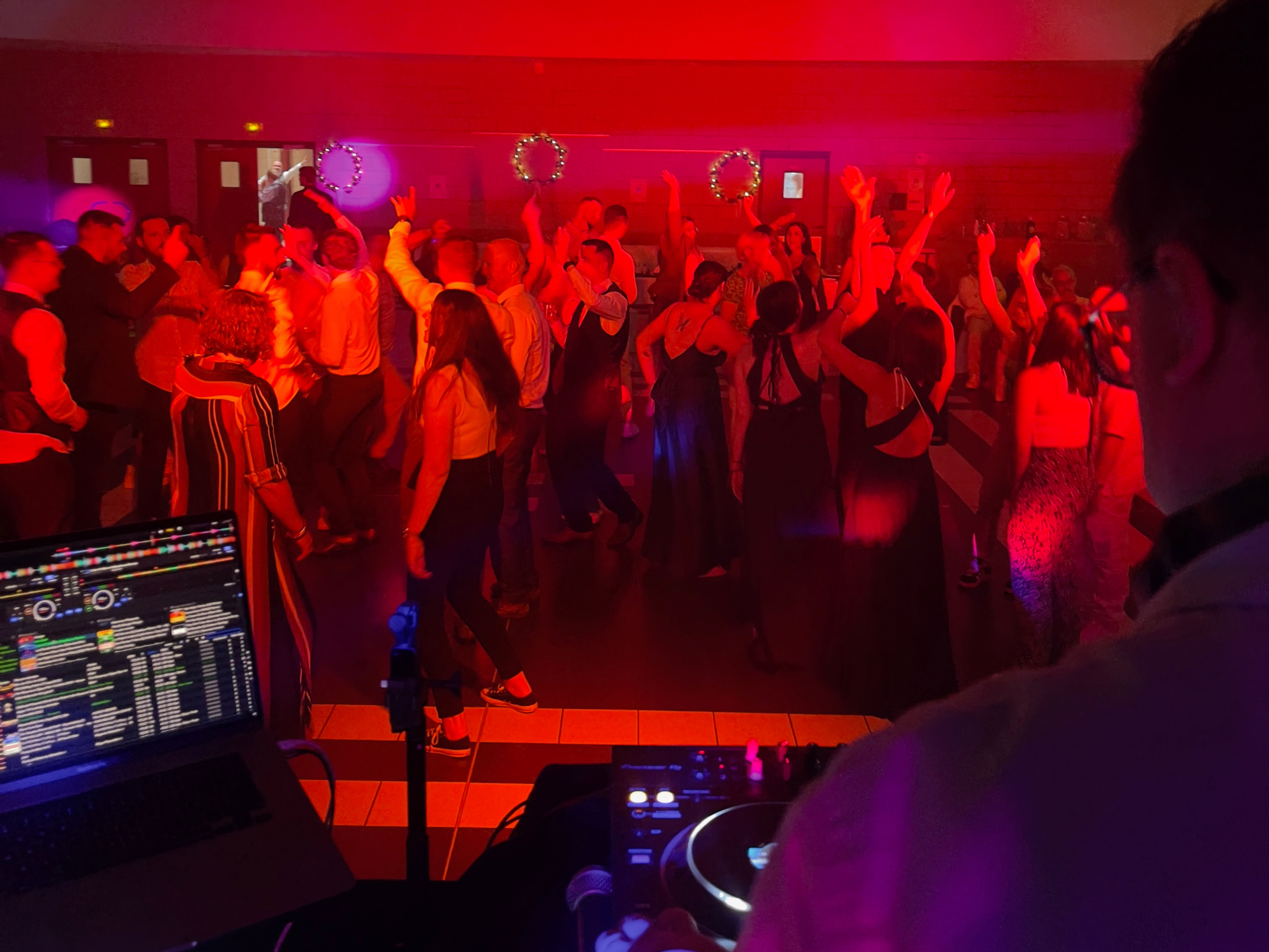 Ambiance festive sur la piste de danse avec Bjorn Event DJ