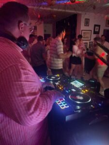 DJ en animation derrière sa console lors d’une soirée privée