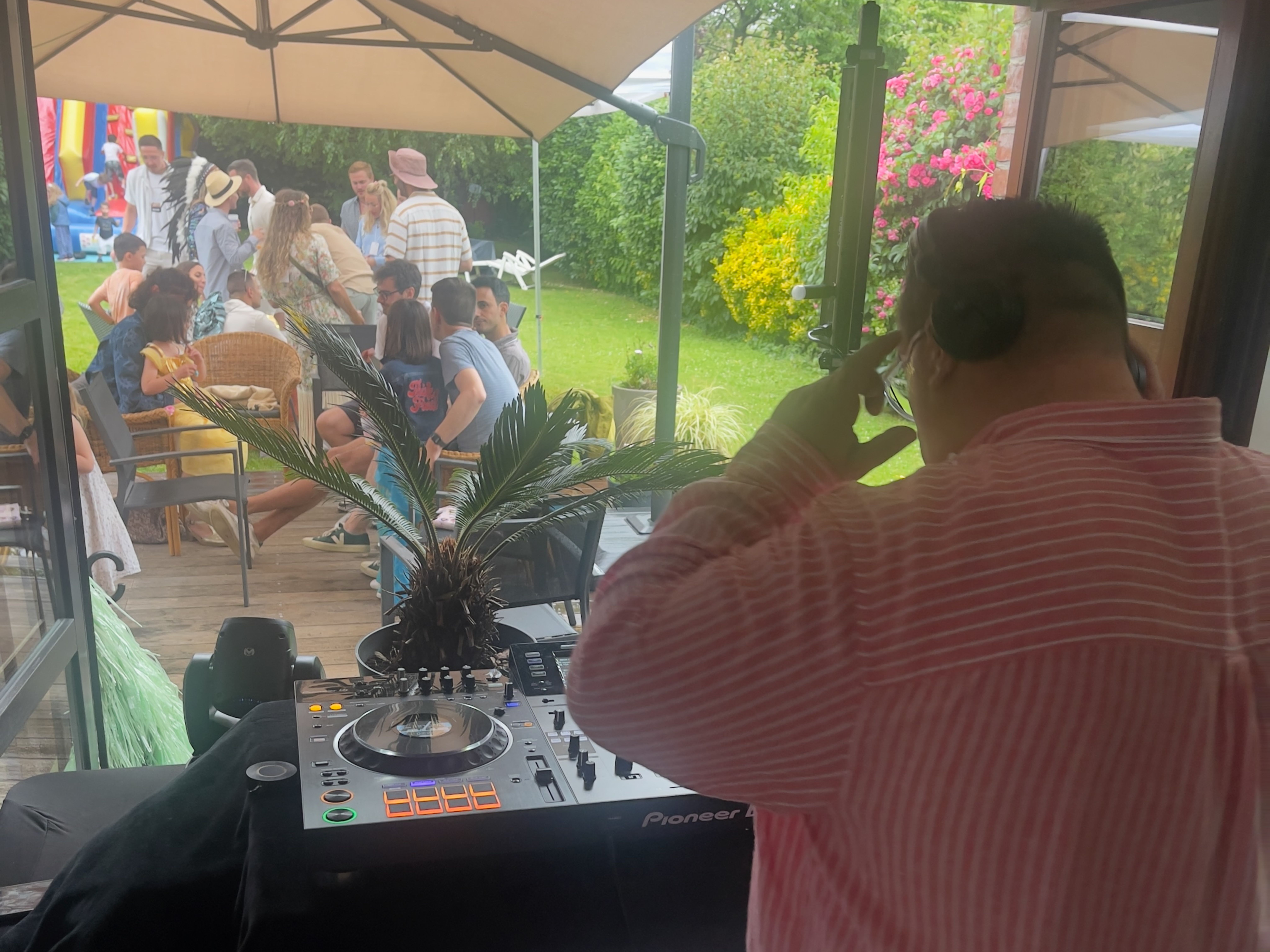 DJ animant un événement en extérieur – Bjorn Event DJ