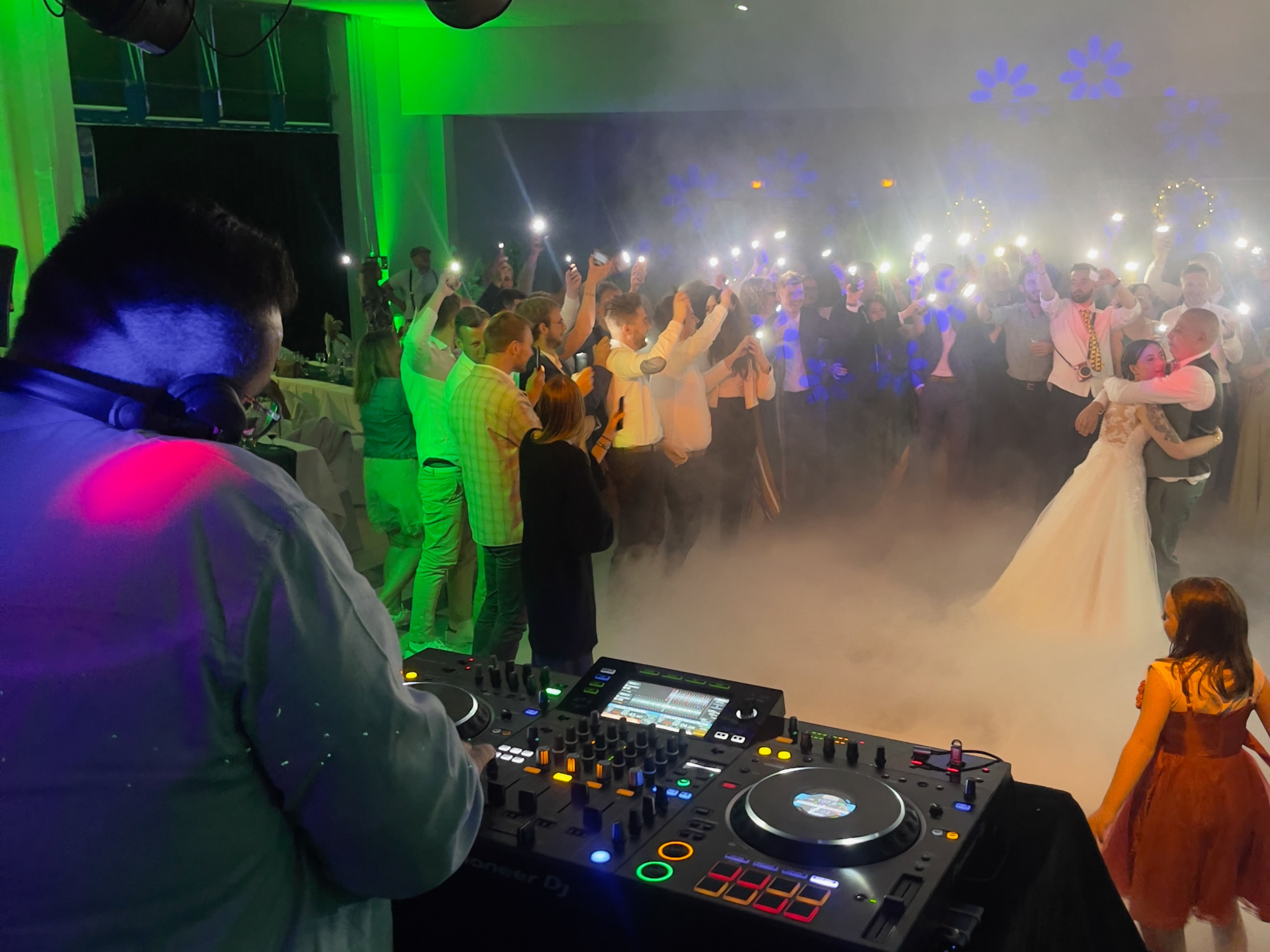 Animation DJ lors d’une soirée festive avec public – Bjorn Event DJ