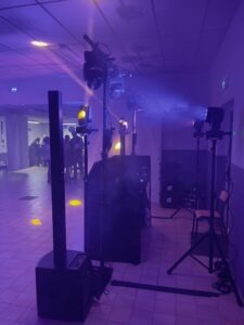 Installation DJ avec éclairage et sonorisation en salle