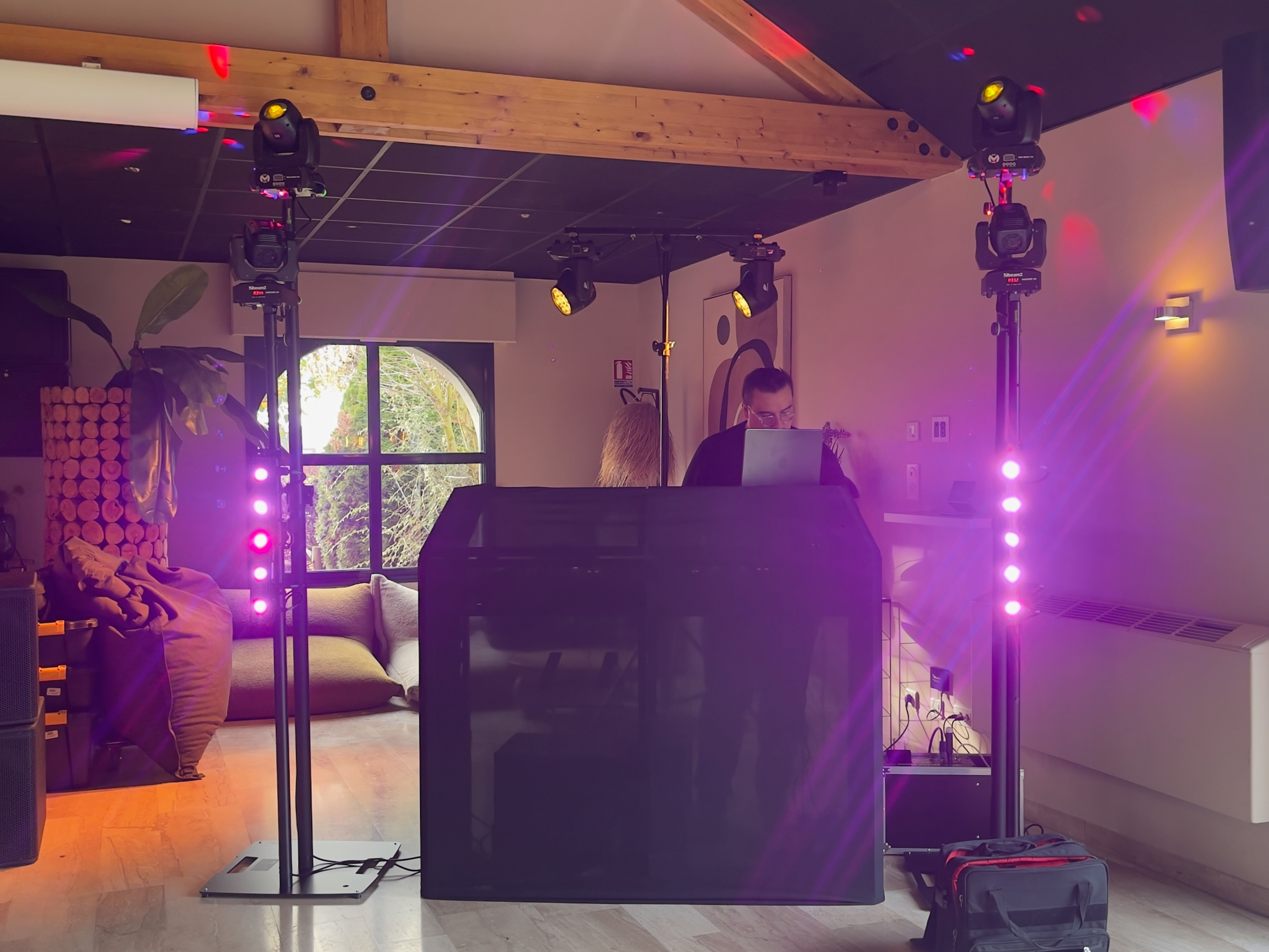 DJ installant son matériel pour une soirée événementielle – Bjorn Event DJ