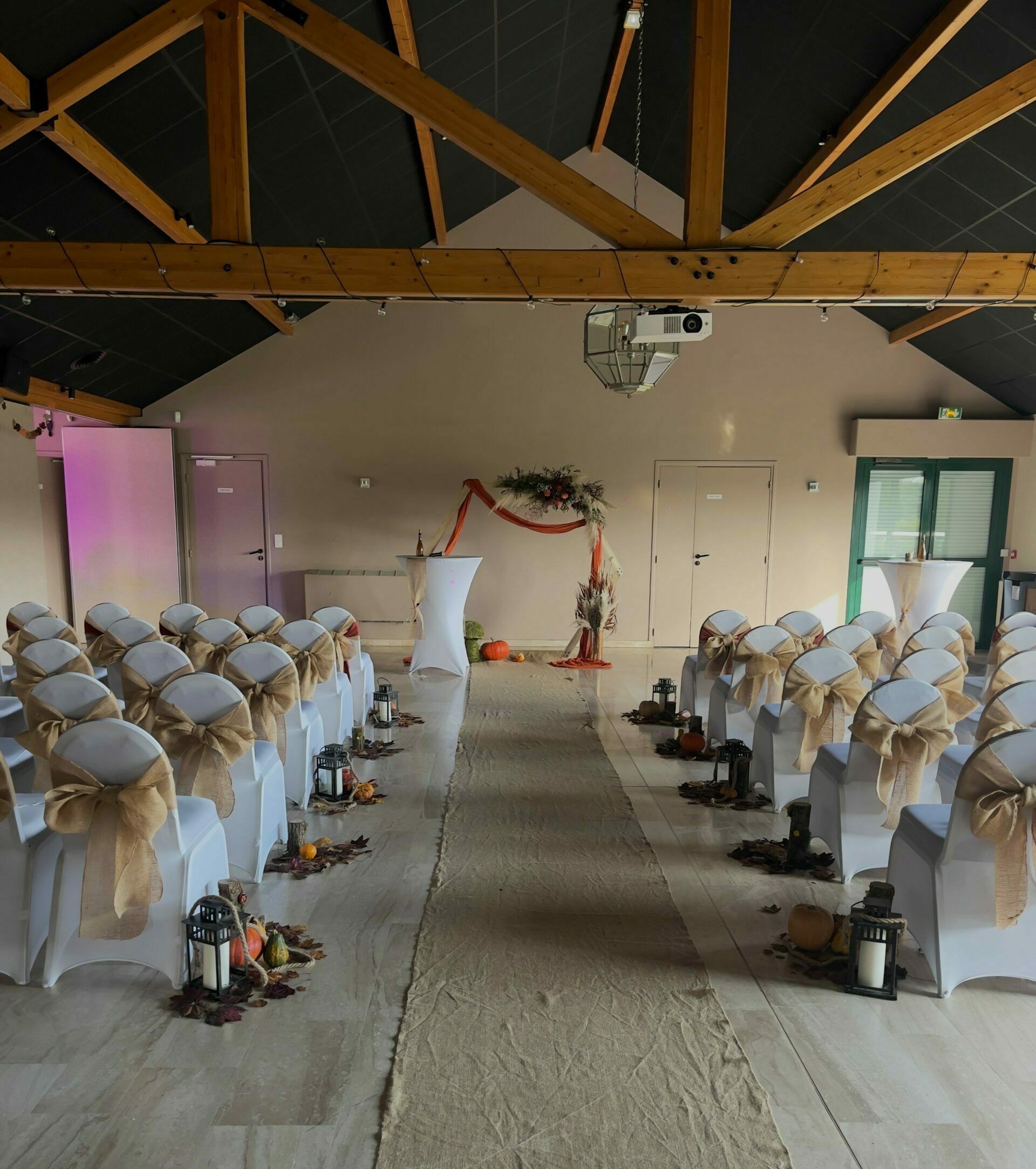 DJ mariage cérémonie décorée avec allée centrale et chaises dans les Hauts-de-France
