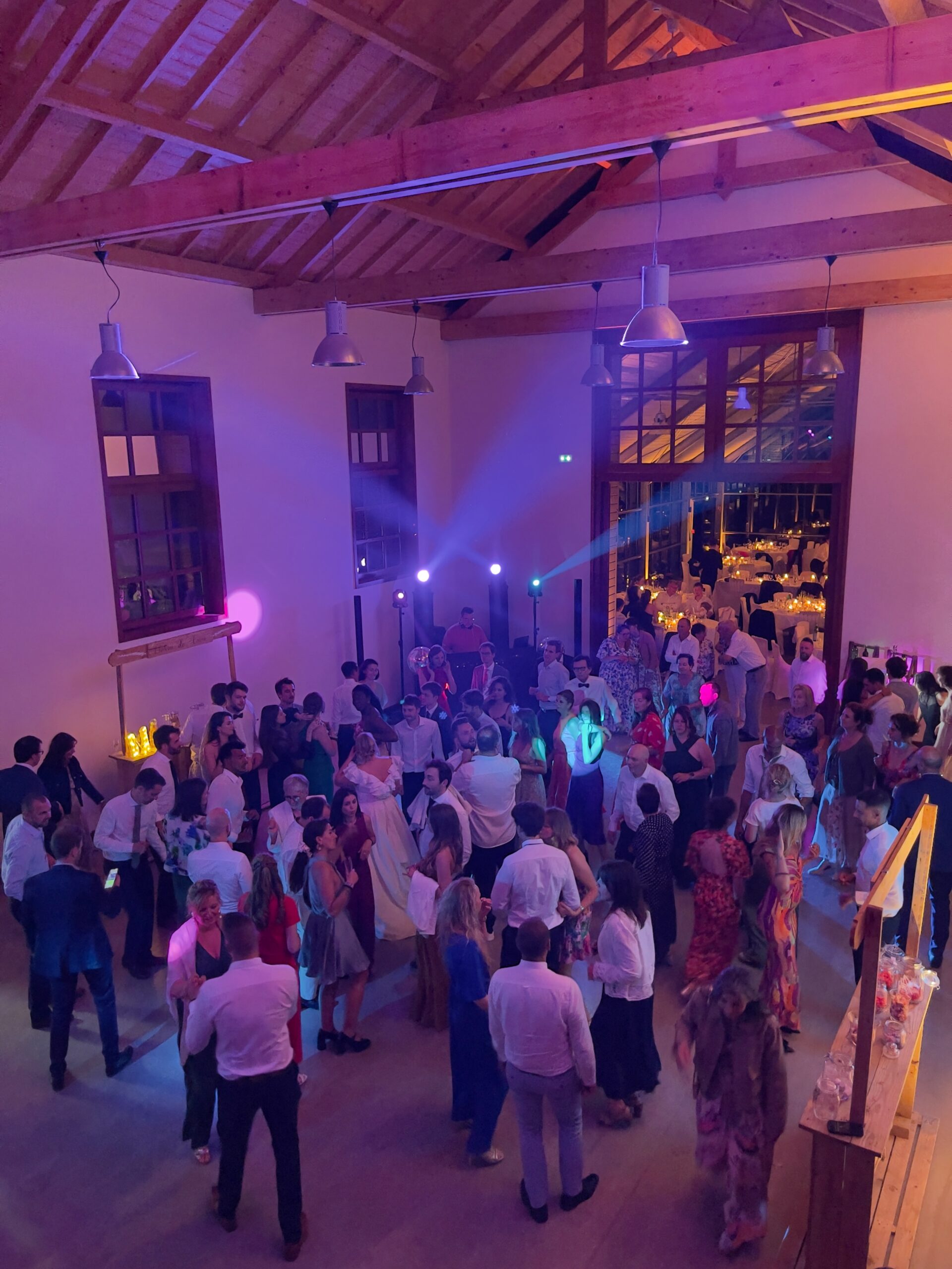 Animation DJ lors d’un mariage avec piste de danse remplie – Bjorn Event DJ