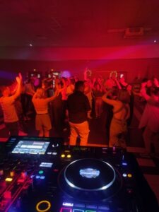 DJ soirée ambiance dancefloor éclairage rouge dans les Hauts-de-France
