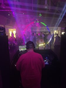 DJ mariage ambiance piste de danse avec éclairage violet
