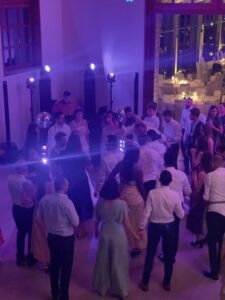 Ambiance piste de danse lors d’un mariage avec DJ dans les Hauts-de-France