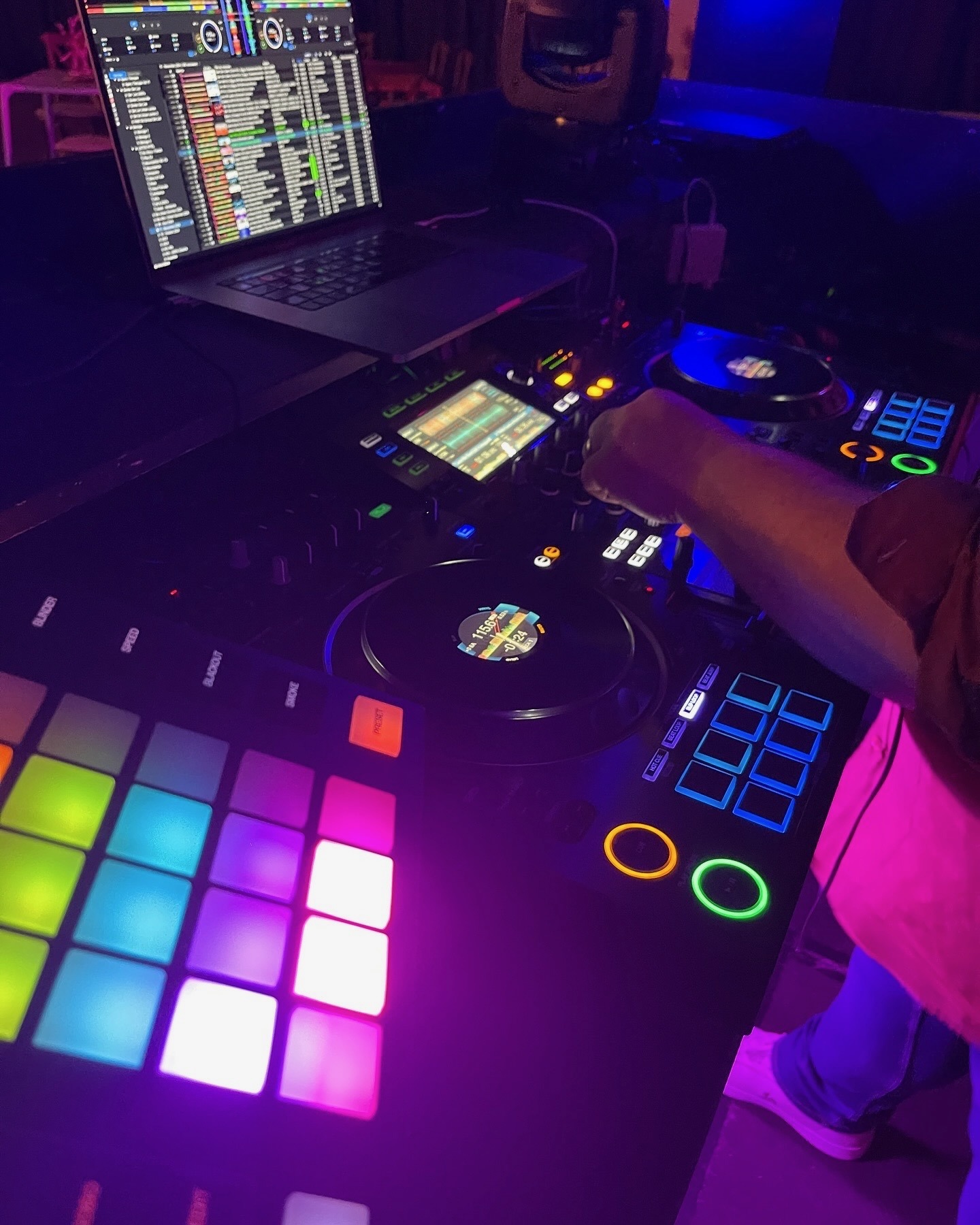 Installation DJ avec éclairages pour événement – Bjorn Event DJ