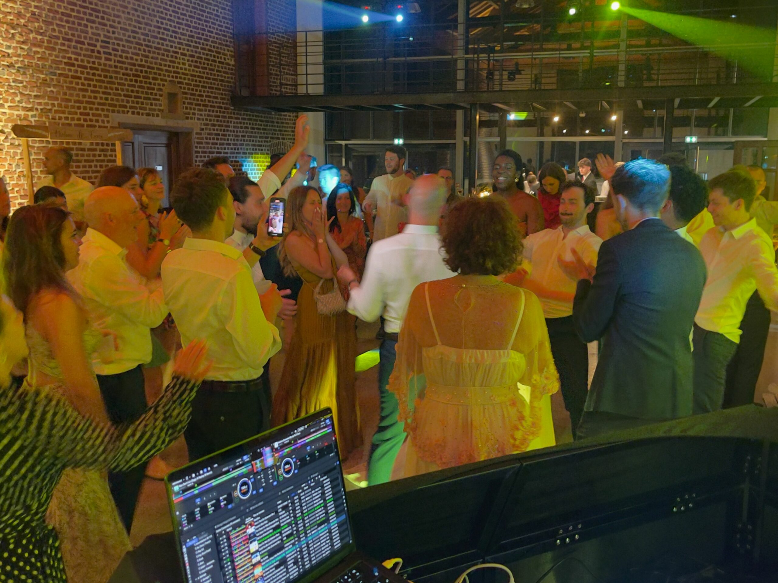 DJ animant une soirée privée avec invités sur la piste de danse dans les Hauts-de-France