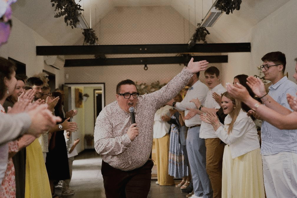 Bjorn Event DJ animant une soirée de mariage avec les invités